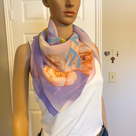 Immaculate CHANEL Silk Scarf - Picture 3 of 9